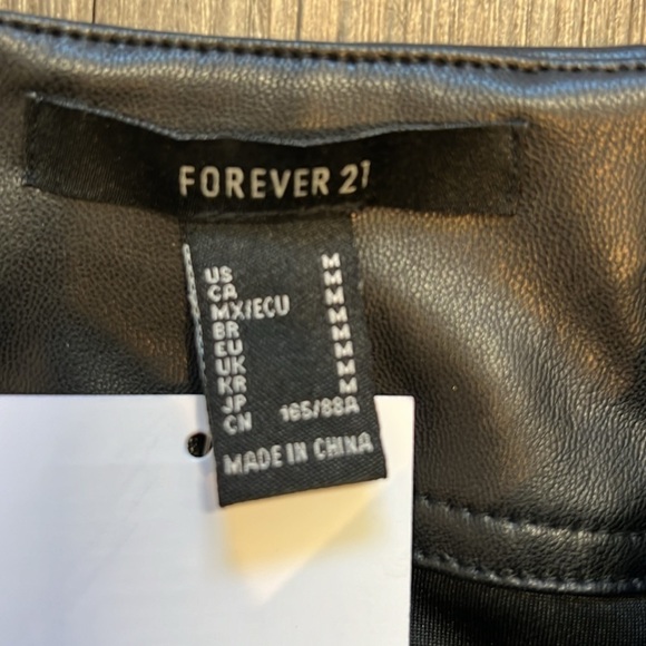 NWT Forever21 Black Faux Leather Twisted Mini Skirt With Back Zipper Size M - Picture 6 of 9